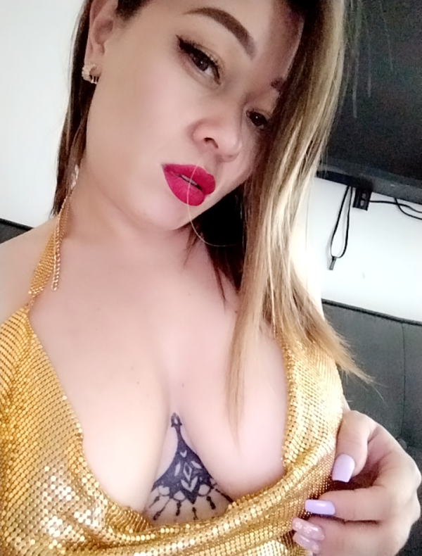 rubia fiestera super culona muy completa