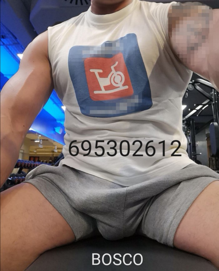 Masajista con camilla. Masajes y relax