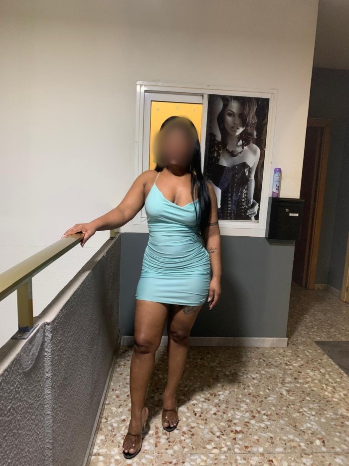 Morenaza experta en placer complaciente