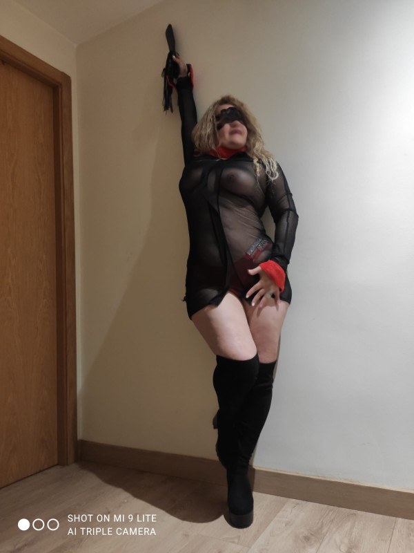 RUBIA SEXY MUY PUTITA Y EXTROVERTIDA