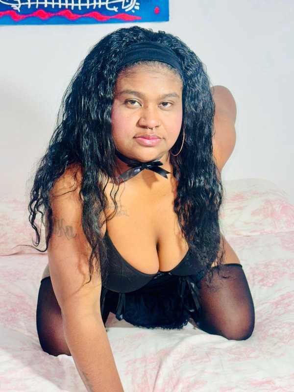 Paula, recién llegada muy complaciente