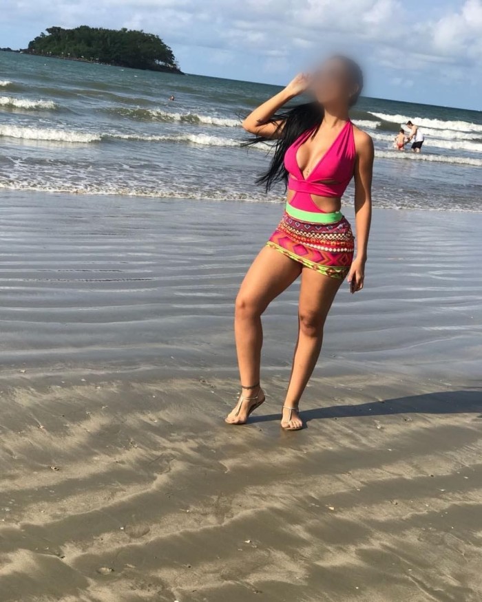GUAPÍSIMA CACHONDA SOLAMENTE SALIDAS