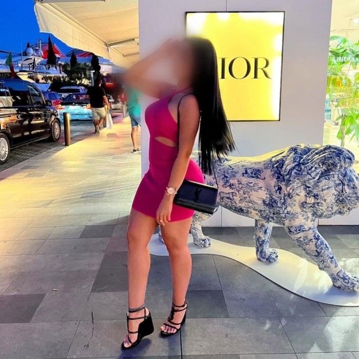 GUAPÍSIMA CACHONDA SOLAMENTE SALIDAS