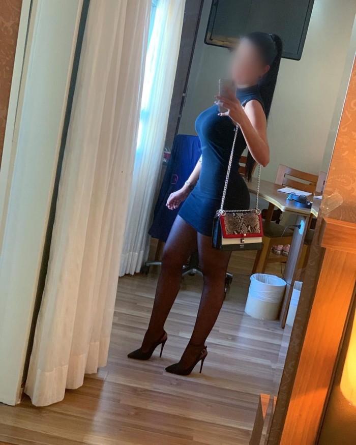 GUAPÍSIMA CACHONDA SOLAMENTE SALIDAS