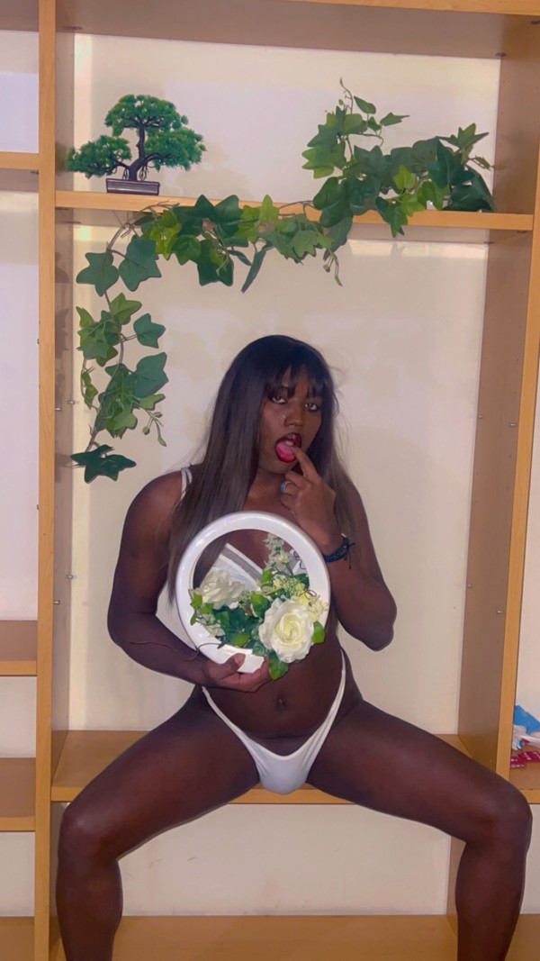 UNA DIOSA CACHONDA, VICIOSA, DOMINANTE Y ARDIENTE