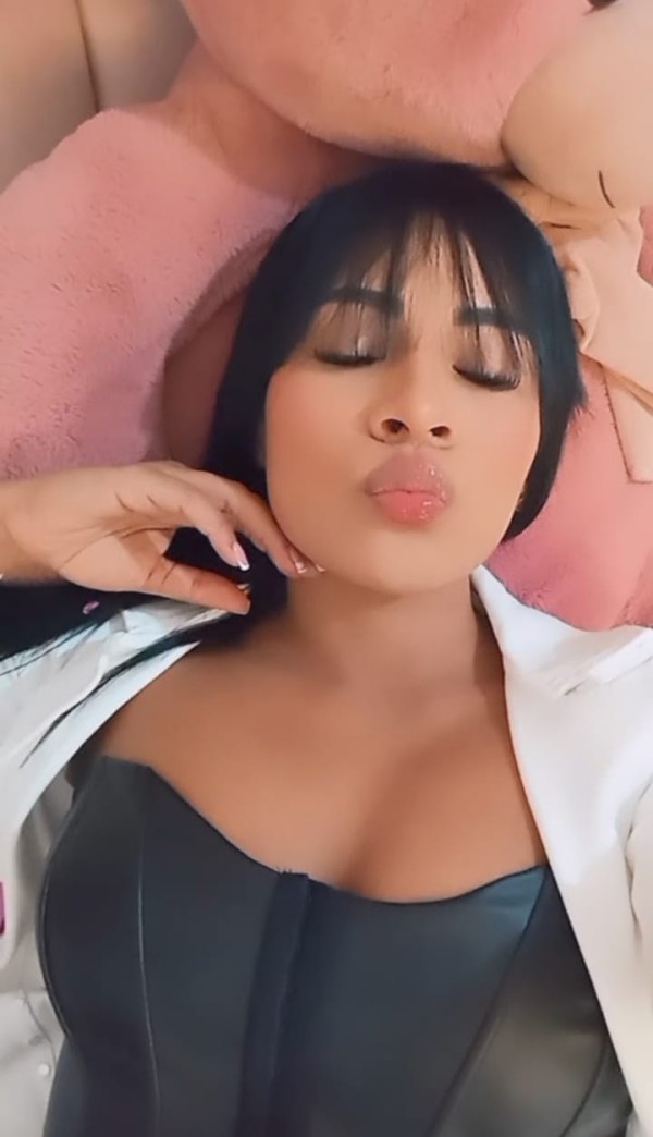 NICOLLE DISFRUTA DEL SEXO MÁS PERVERTIDO Y DELICIOSO