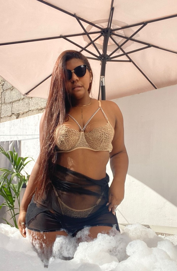 UNA MUJER QUE SABE CÓMO HACERTE SENTIR