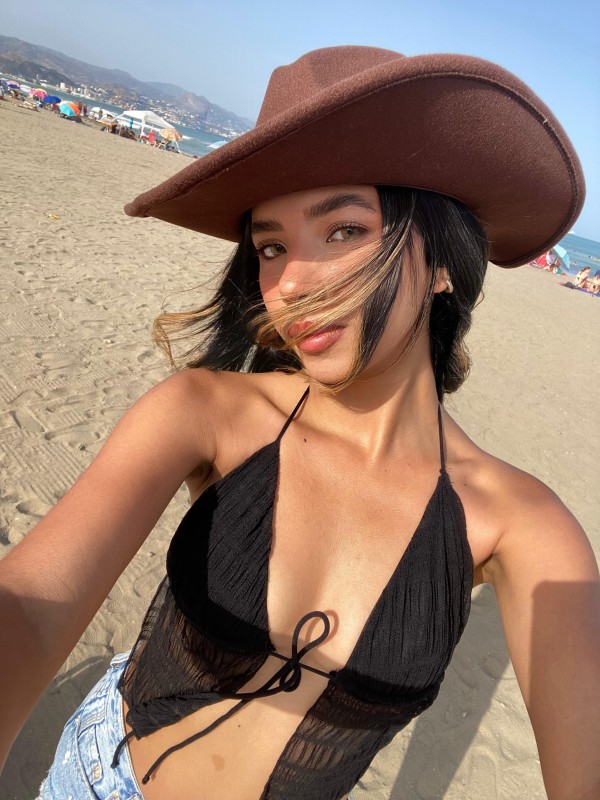 689265390 Camila El placer de una buena compañía
