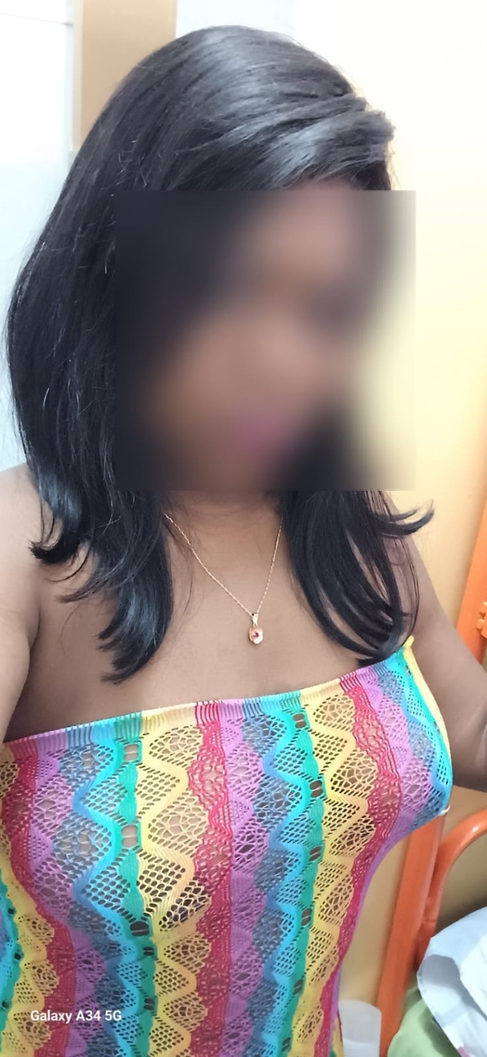 Morena folladora de ricos movimientos