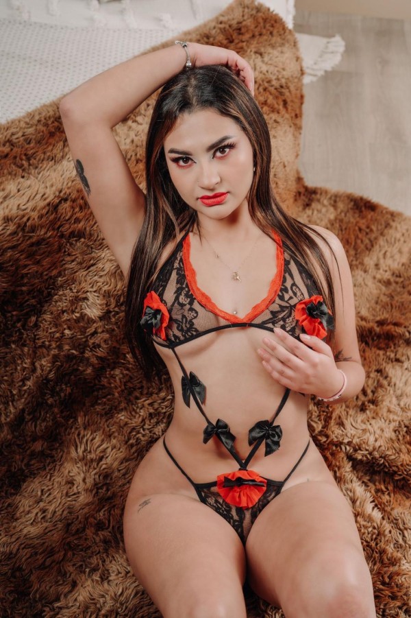 UNA CHICA MUY CALIENTE CON MUCHAS GANAS