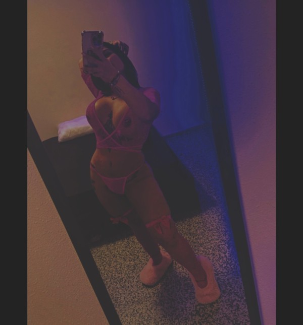 UNA CHICA MUY CALIENTE CON MUCHAS GANAS