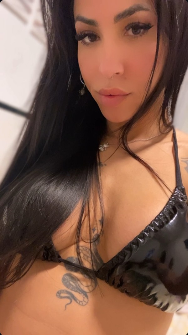 Brasileña tatuada trans