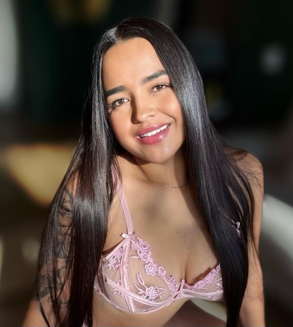 LUNA 25 años, SEDUCTORA Y MUY FOGOSA…
