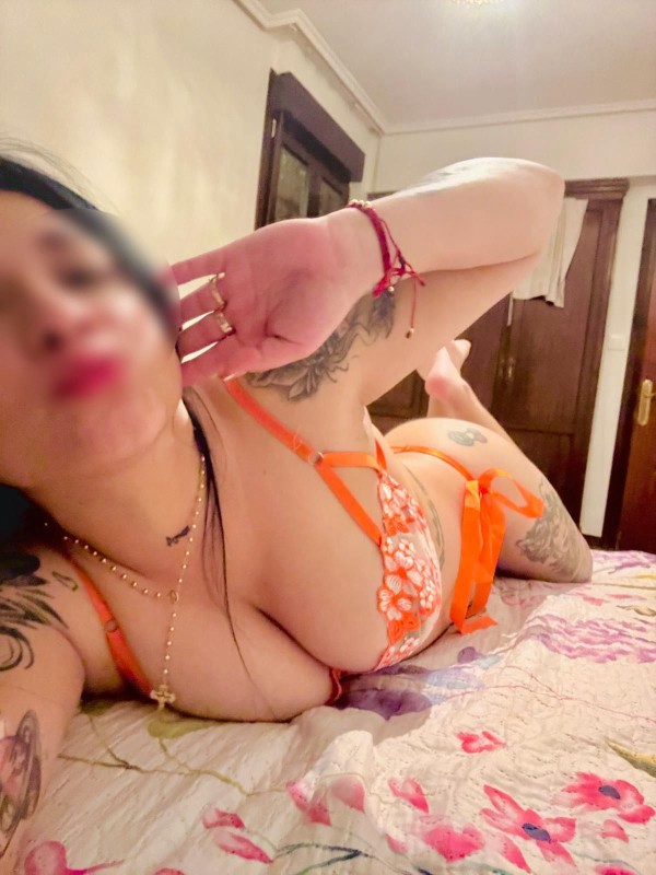 joven exotica cariñosa y complaciente