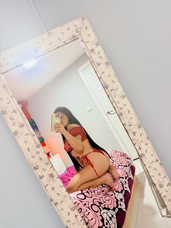 joven exotica cariñosa y complaciente