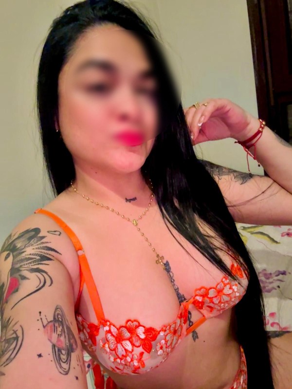 joven exotica cariñosa y complaciente