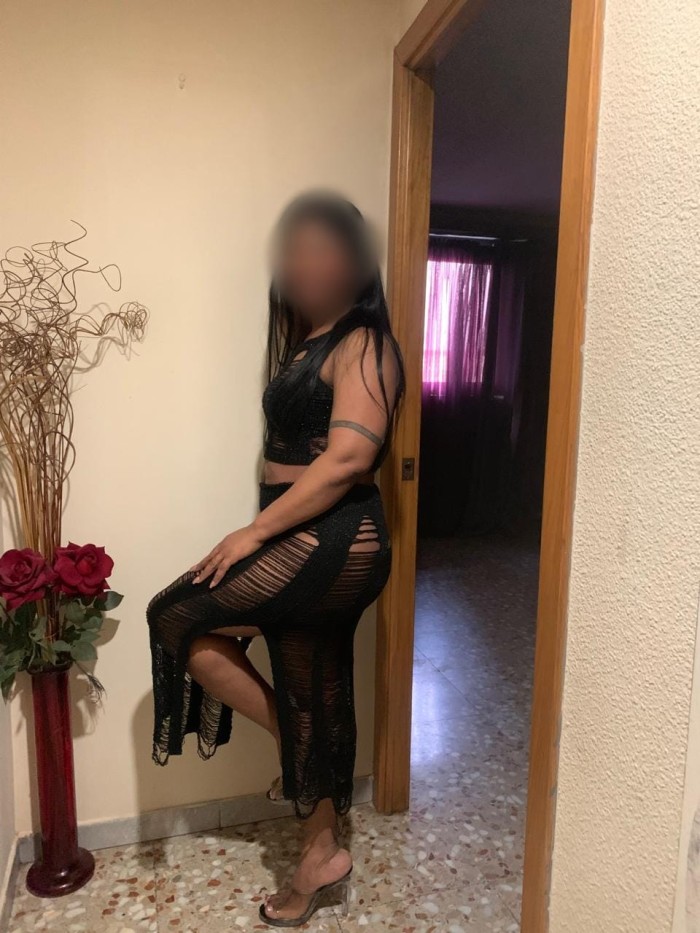 Morenaza experta en placer complaciente