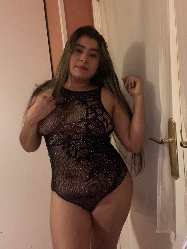 COLOMBIANA FIESTERA E IMPLICADA