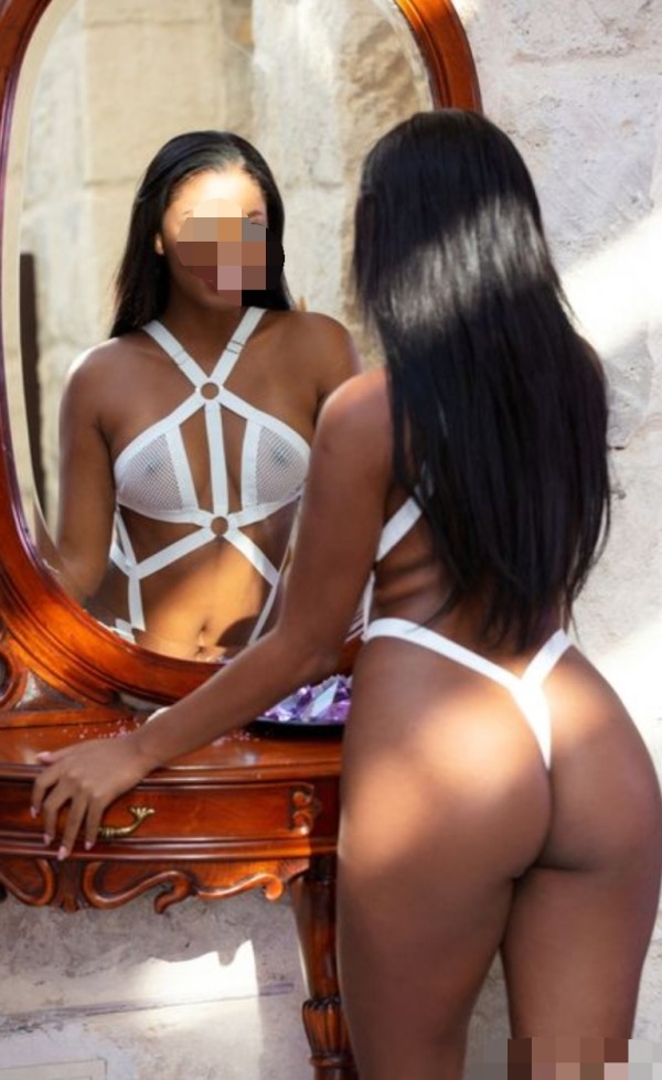Linda latina con ganas de mucha leche en boca