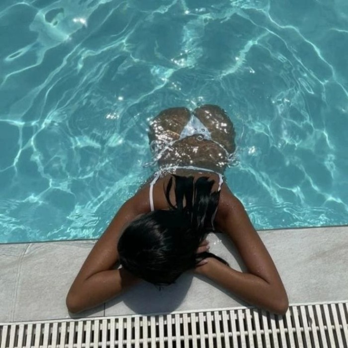 Delgada morenaza experta en placer complaciente