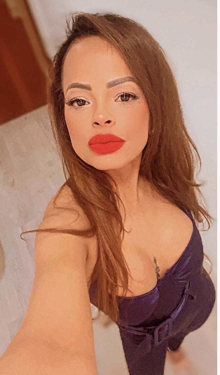 Experta en placer, adicta a tus deseos más oscur