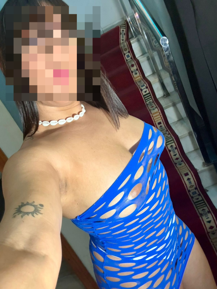 Guapa latina Lista para sacarte toda tu lechita!