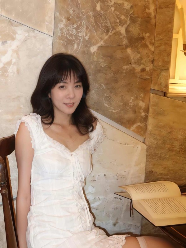 Chica asiatica oriental cariñosa japonesa