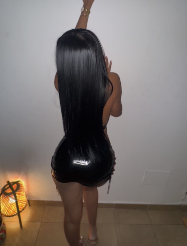 Sexy morenita recién llegada a Las Palmas