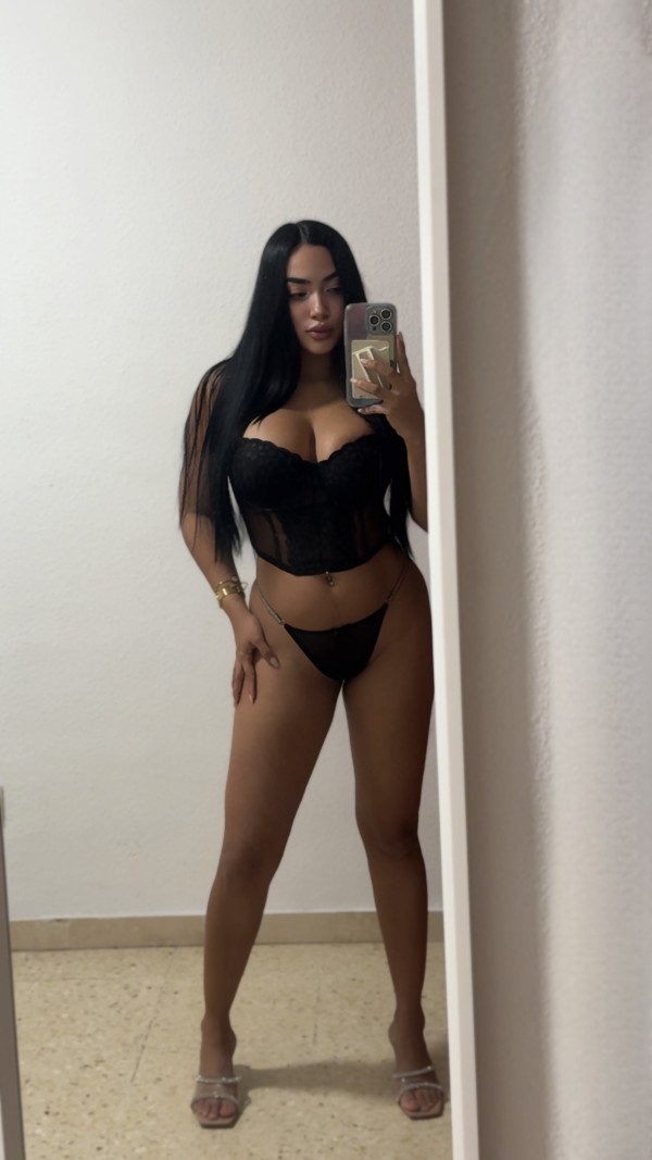 Sexy morenita recién llegada a Las Palmas