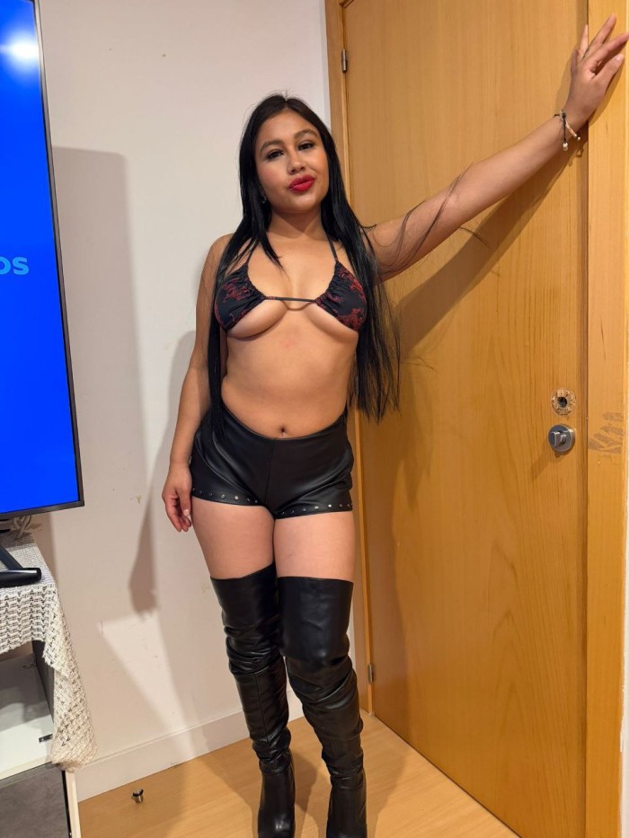 PRECIOSA JOVENCITA COLOMBIANA A LA ESPERA DE TI