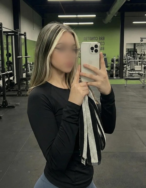 Jovencita fiestera con ganas de pasarlo bien