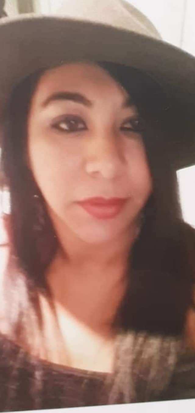 Feminidad serena que envuelve