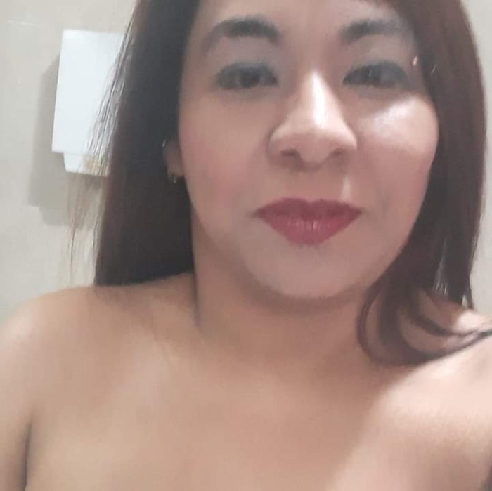 Feminidad serena que envuelve