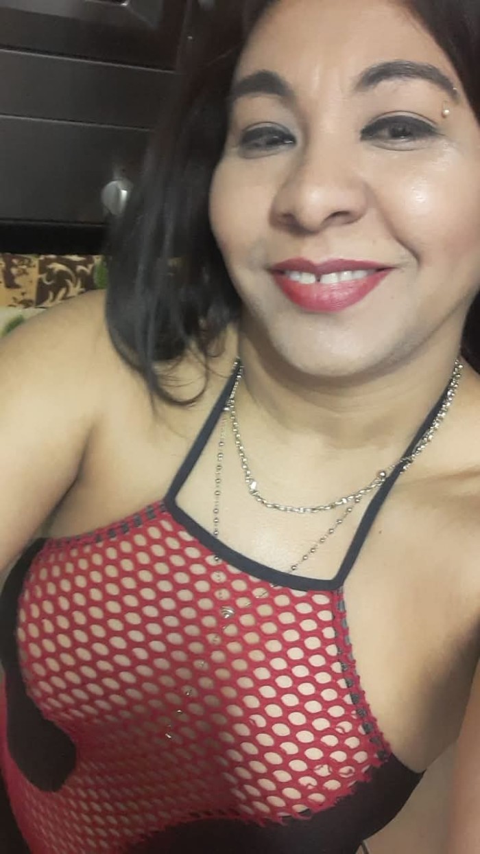 Feminidad serena que envuelve