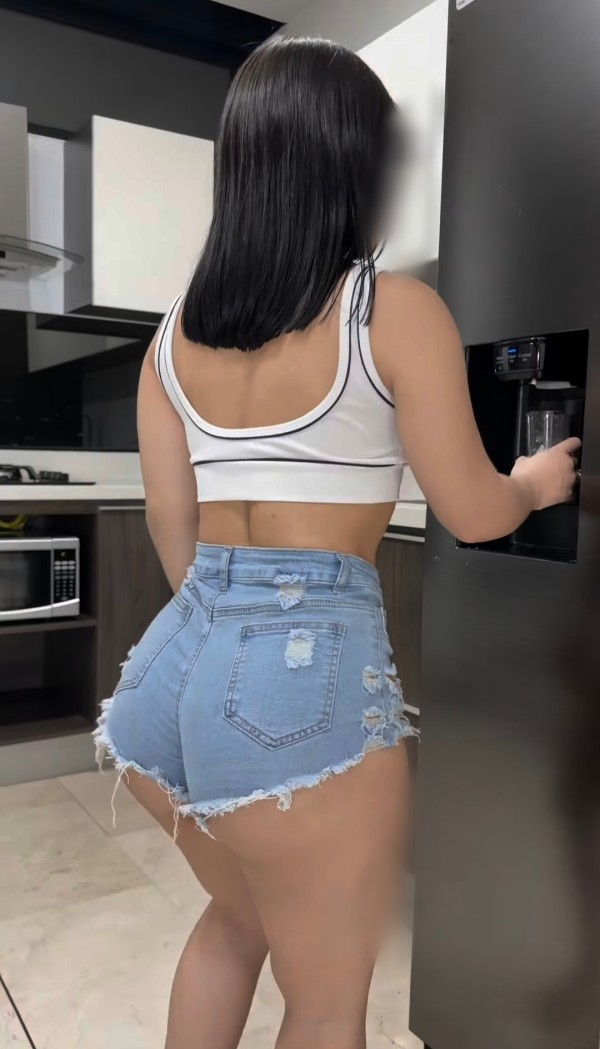 MIA,BOMBA LATINA MUY MORBOSA Y FIESTERA