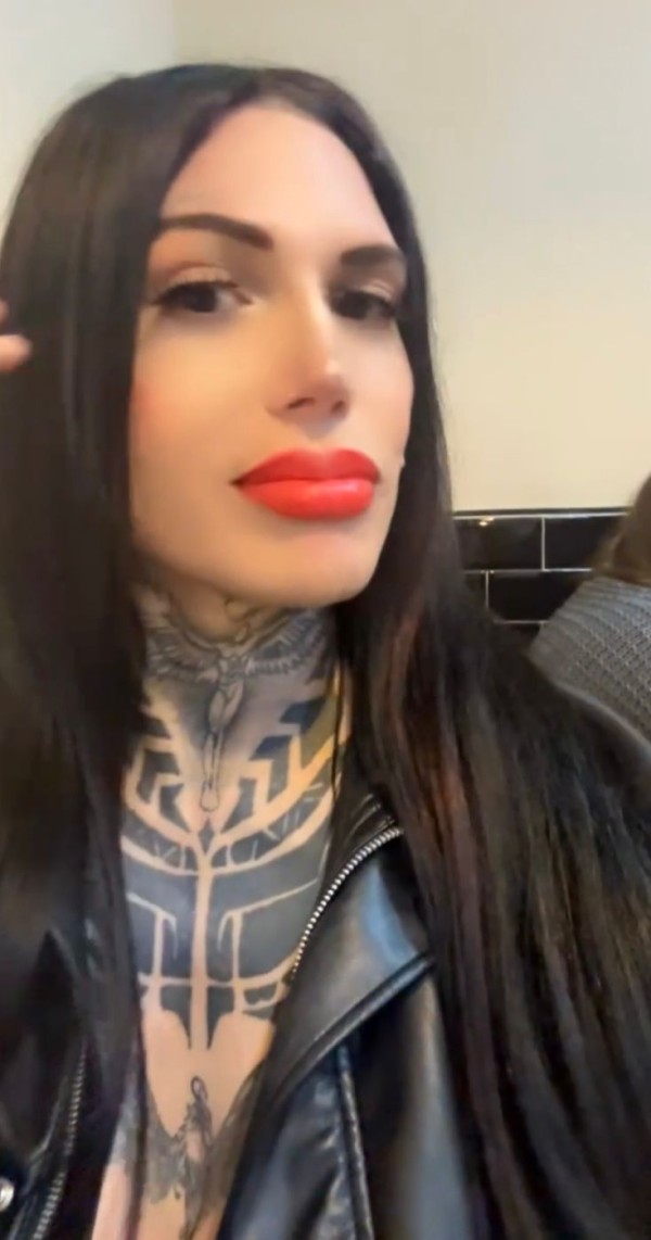 DAKOTA alta tatuada todo grande en mi jaja