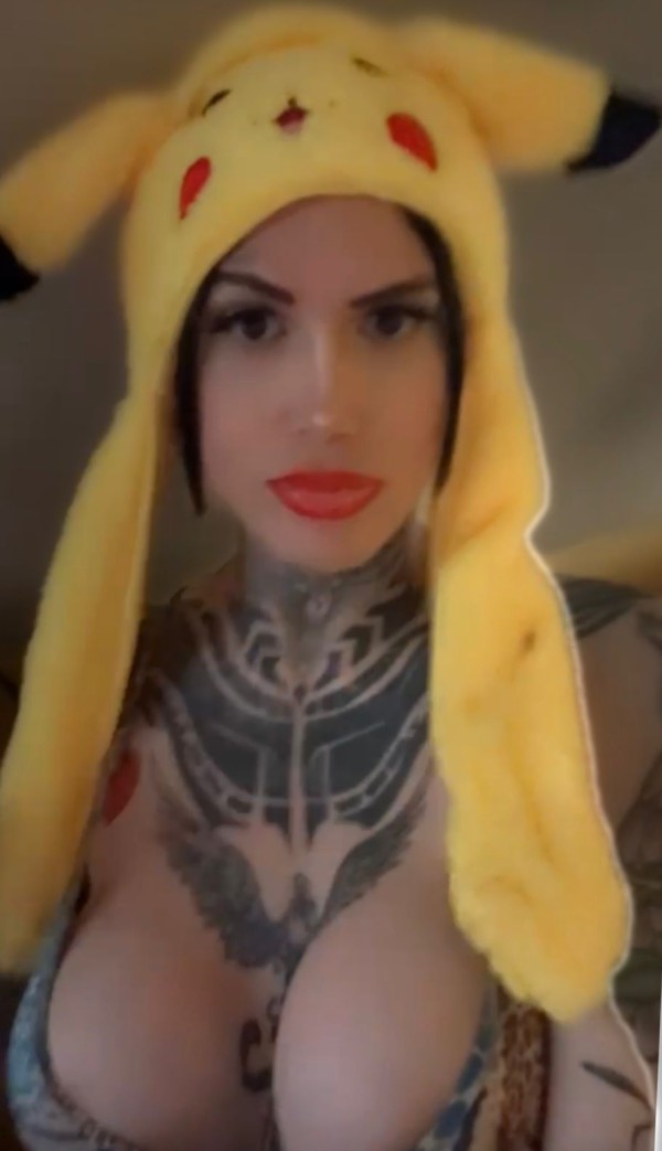 DAKOTA alta tatuada todo grande en mi jaja