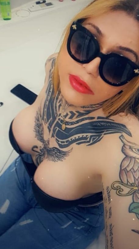 Dakota pollóna tetona culona alta tatuada XL