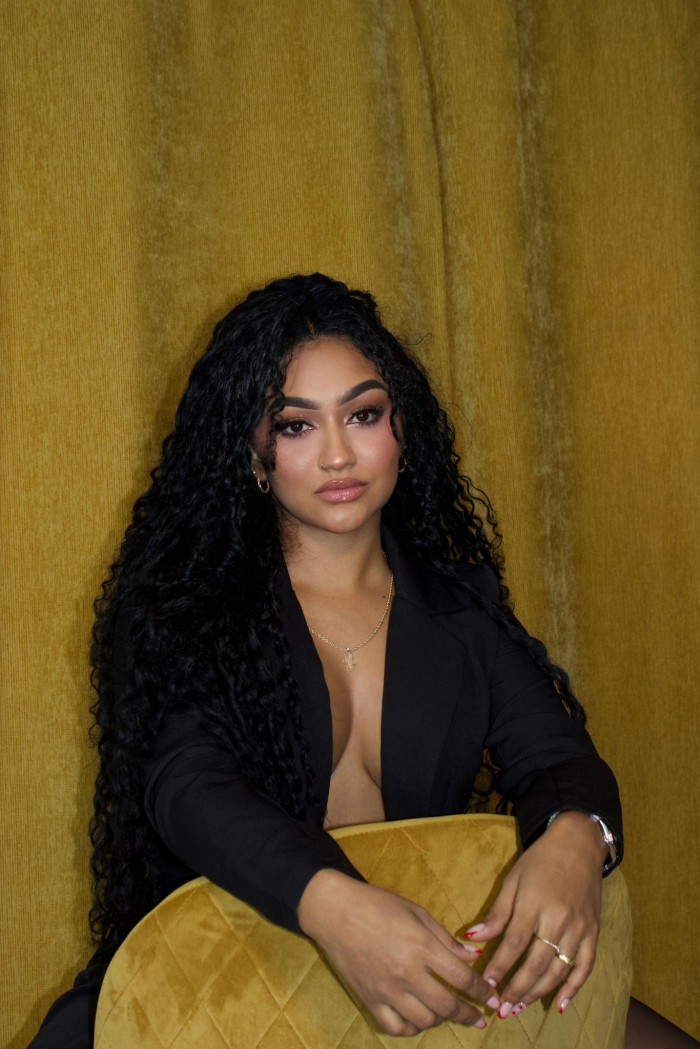 LATINA JUGUETONA