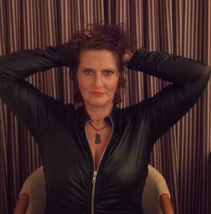 BDSM FEMINIZACIÓN FETICHES LÁTEX CUERO SCAT LLUVIA