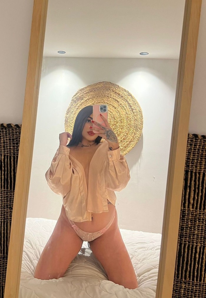 CACHONDA CON EL CHOCHITO HÚMEDO Y JUGOSO