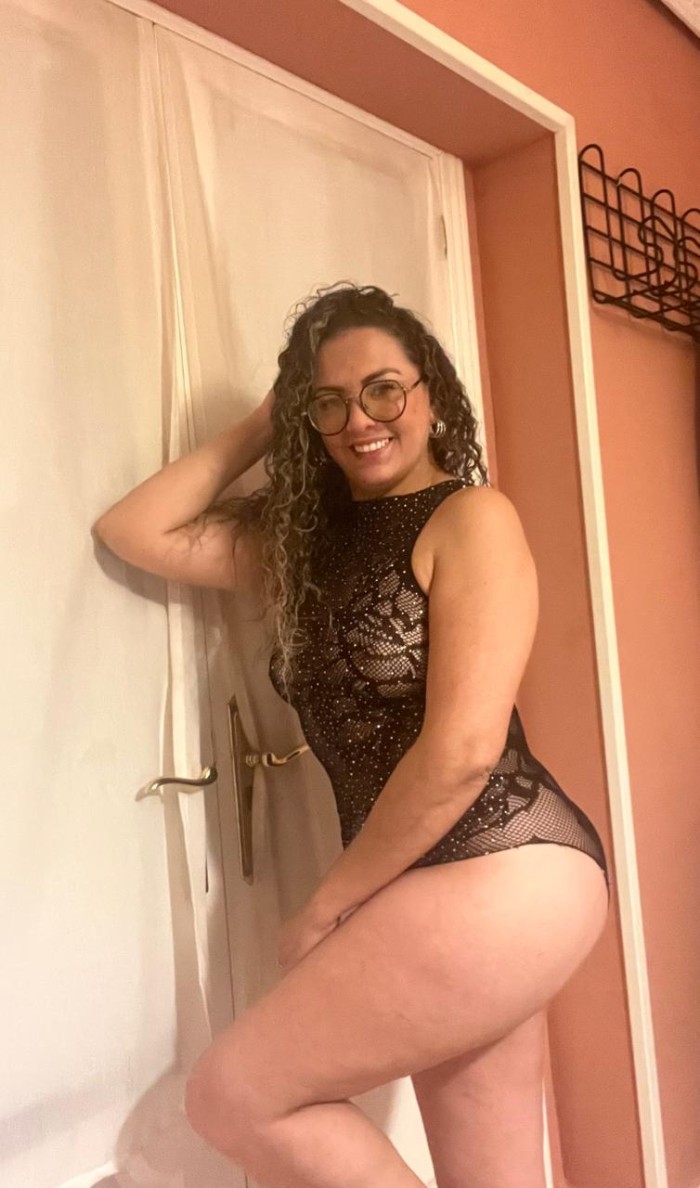 LATINA ARDIENTE Y SENSUAL