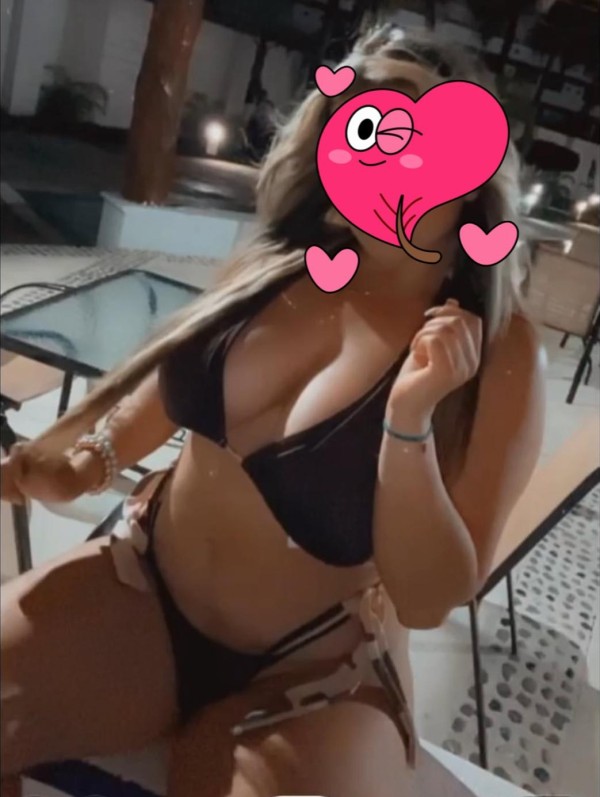 JOVENCITA CON DELANTERAS PODEROSAS