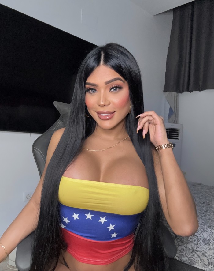 Chica trans La Reina de la fiesta blanca