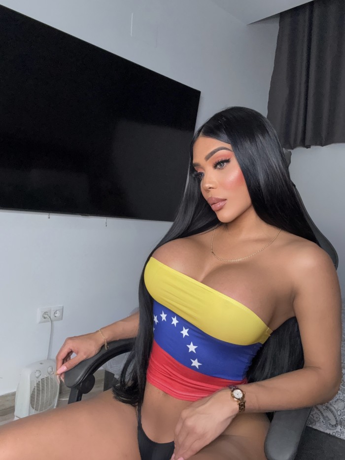 Chica trans La Reina de la fiesta blanca