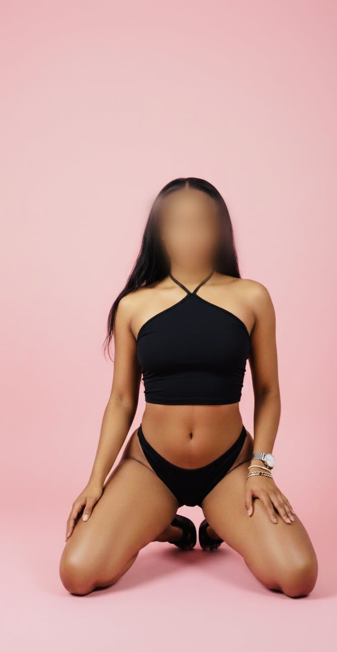 Pásalo bien con una cubana