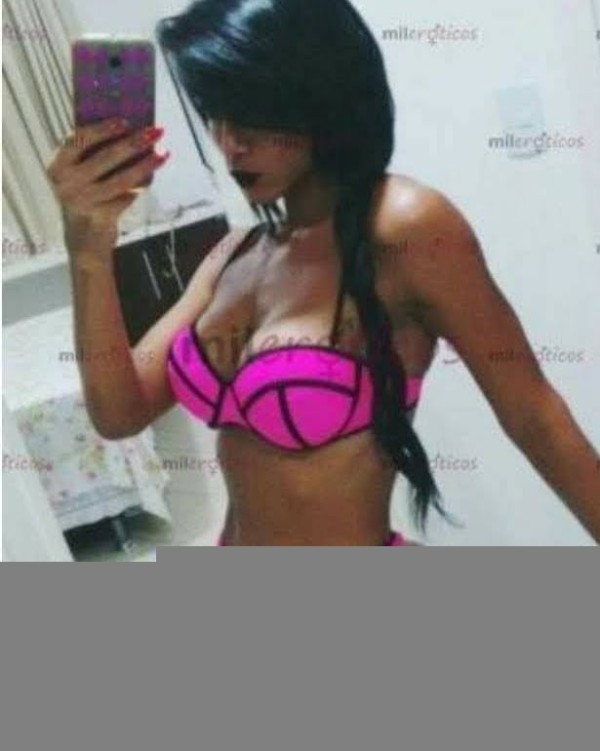 Bella brasileña experta con principiantes lechera