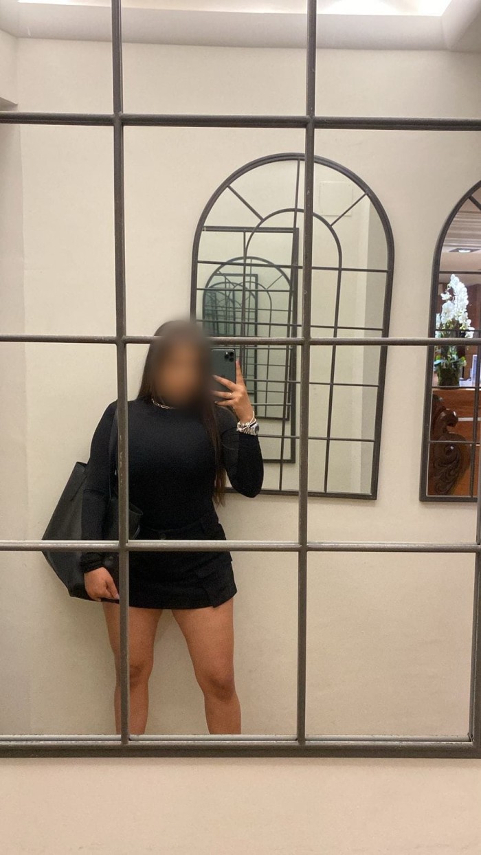 Joven candente extrovertida fiestera