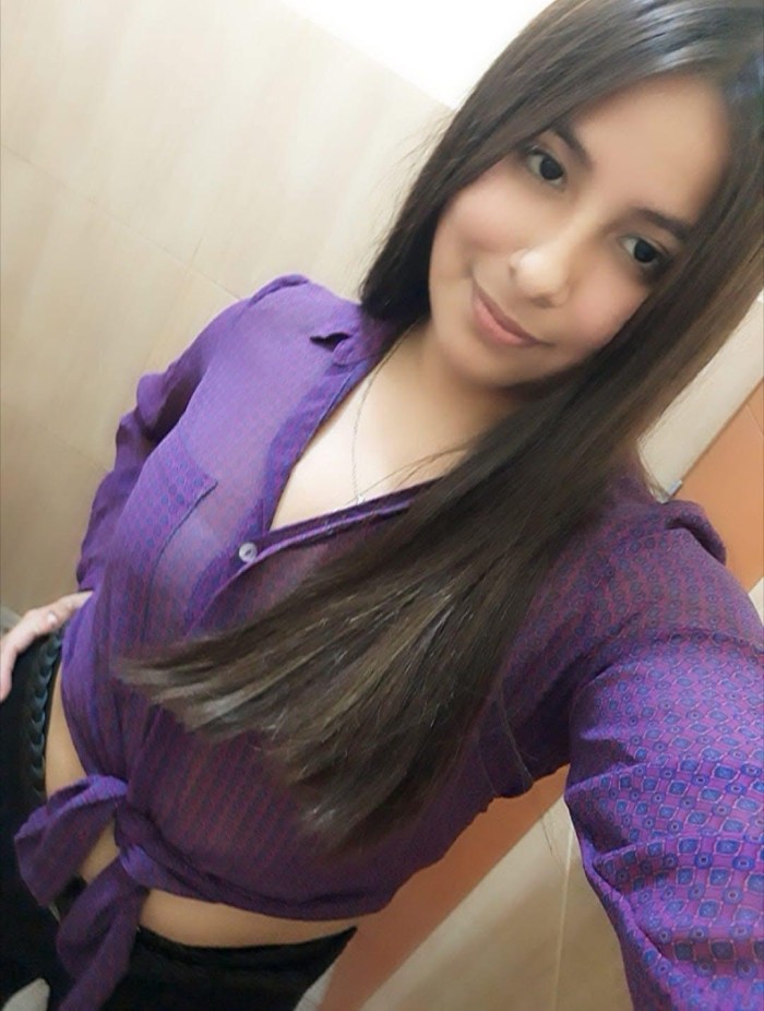 Latina cachonda dulce y provocadora
