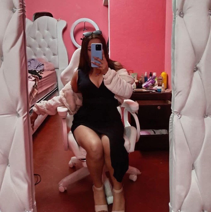 Latina cachonda dulce y provocadora